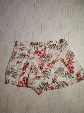 Hummingbird Floral Ruffle Hem Women's Shorts -nwt White with Red &‎ Green Medium